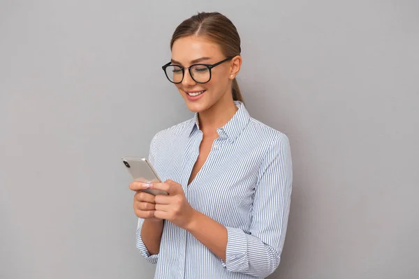 Imagen Hermosa Mujer Negocios Sonriente Pie Sobre Fondo Pared Gris — Foto de Stock