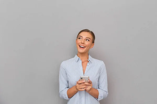 Bilde Vakker Smilende Forretningskvinne Som Står Grå Veggbakgrunn Med Mobiltelefon – stockfoto