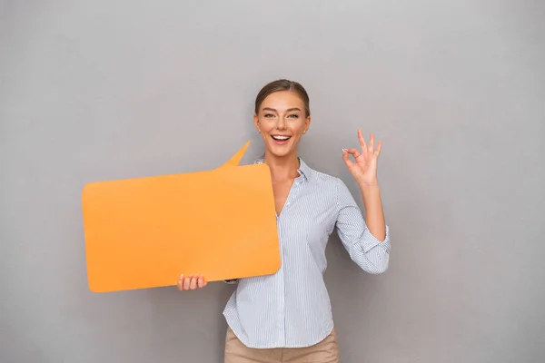 Imagen Hermosa Mujer Negocios Sonriente Pie Sobre Fondo Gris Pared — Foto de Stock