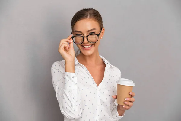 Imagen Una Hermosa Mujer Negocios Pie Sobre Fondo Gris Pared — Foto de Stock