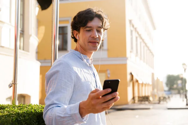 Kulaklık Ile Müzik Dinlemek Şehir Caddesi Nde Yürürken Cep Telefonu — Stok fotoğraf