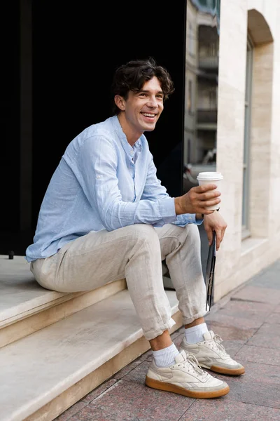 Boldog Fiatal Férfi Alkalmi Ivó Kávé Miközben Város Utca — Stock Fotó