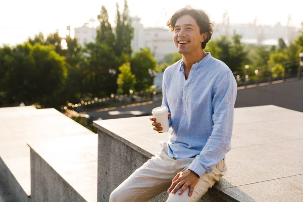 Hombre Sonriente Vestido Con Camisa Bebiendo Café Mientras Está Sentado — Foto de Stock