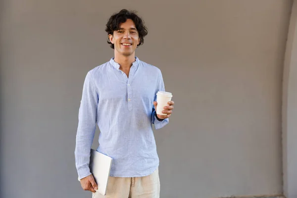 Uśmiechnięty Mężczyzna Ubrany Koszulę Pijąc Kawę Stojących Zewnątrz Miasta Trzymając — Zdjęcie stockowe