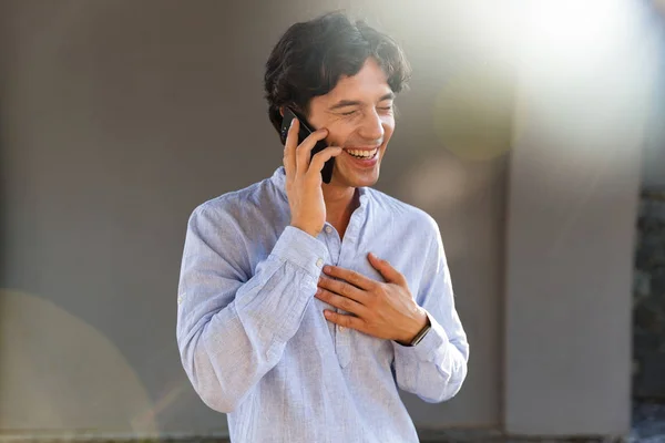Riendo Joven Hombre Casual Hablando Teléfono Móvil Mientras Está Pie —  Fotos de Stock