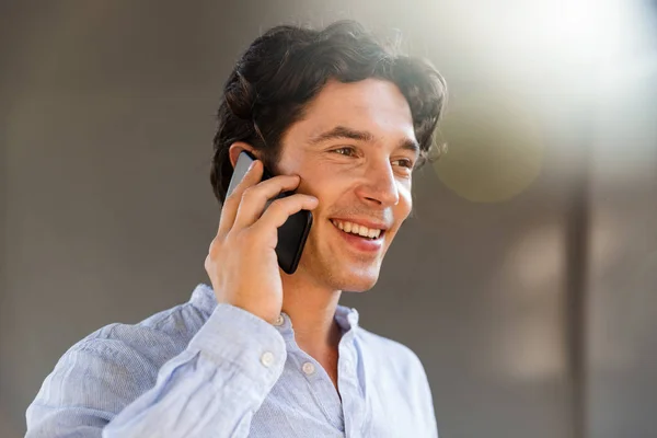 Joven Hombre Casual Confiado Hablando Por Teléfono Móvil Mientras Está — Foto de Stock