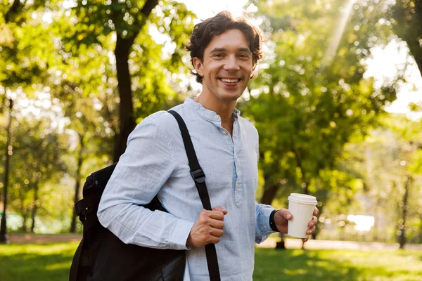 Feliz Joven Casual Tomando Café Mientras Camina Por Parque Ciudad — Foto de Stock