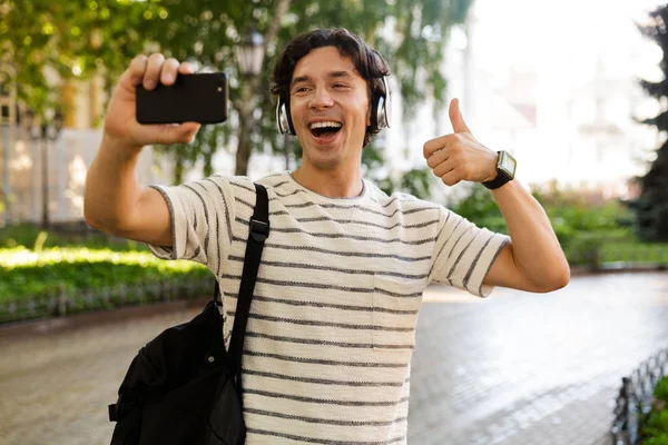 Başparmak Kadar Gösteren Bir Selfie Kulaklık Ile Müzik Dinlemek Şehir — Stok fotoğraf