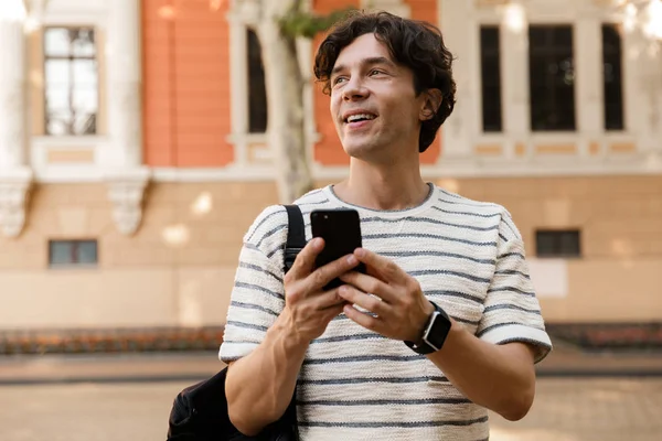 Feliz Hombre Casual Llevando Mochila Calle Ciudad Usando Teléfono Móvil — Foto de Stock