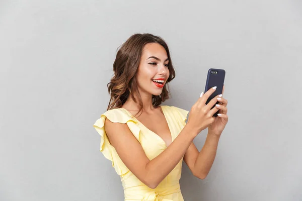 Retrato Una Joven Feliz Vestido Pie Sobre Fondo Gris Sosteniendo —  Fotos de Stock