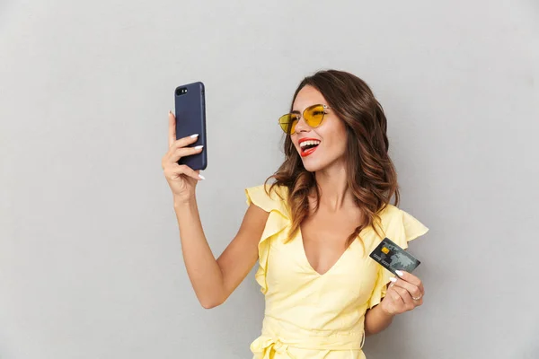 Retrato Una Joven Excitada Vestido Pie Sobre Fondo Gris Tomando — Foto de Stock