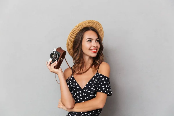 Retrato Una Joven Alegre Vestido Sombrero Paja Sobre Fondo Gris —  Fotos de Stock