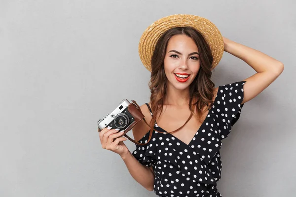 Retrato Una Joven Sonriente Vestido Sombrero Paja Sobre Fondo Gris —  Fotos de Stock