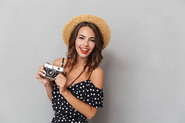 Retrato Uma Linda Jovem Vestido Chapéu Palha Sobre Fundo Cinza — Fotografia de Stock