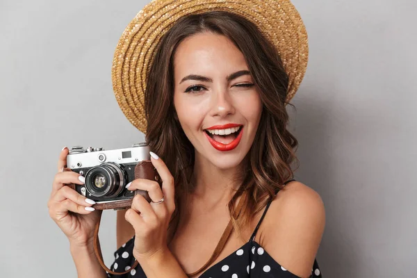 Cerca Retrato Una Joven Alegre Vestido Sombrero Paja Sobre Fondo —  Fotos de Stock