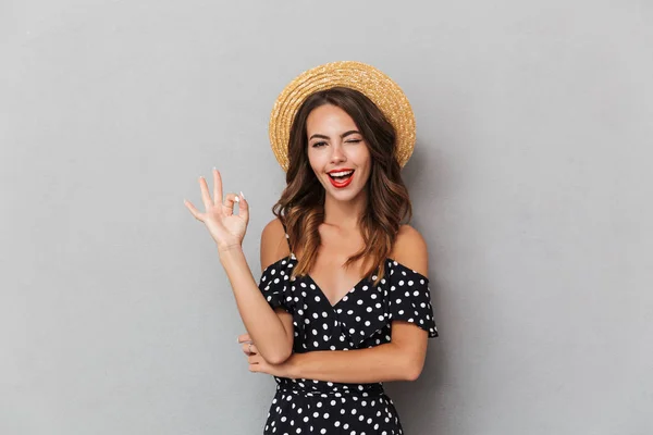 Retrato Uma Jovem Alegre Vestido Chapéu Palha Sobre Fundo Cinza — Fotografia de Stock