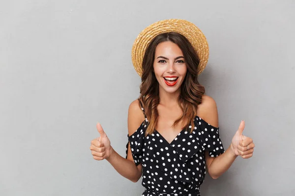 Retrato Uma Jovem Alegre Vestido Chapéu Palha Sobre Fundo Cinza — Fotografia de Stock