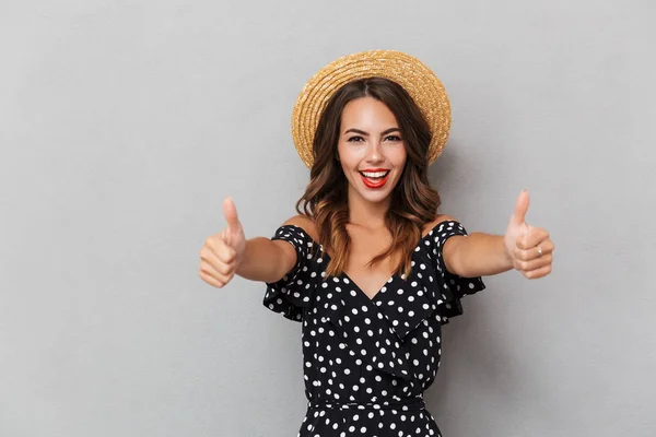 Immagine Felice Giovane Donna Carina Con Cappello Che Mostra Pollici — Foto Stock