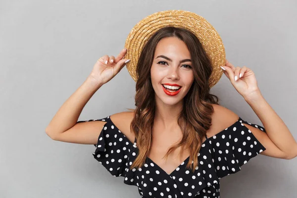 Imagem Jovem Mulher Bonita Alegre Usando Chapéu Olhando Câmera Sobre — Fotografia de Stock