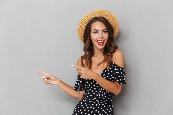 Immagine Allegra Giovane Donna Carina Che Indossa Cappello Che Punta — Foto Stock