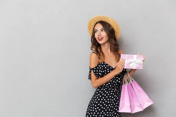 상자와 쇼핑백 드레스와 여자의 초상화 — 스톡 사진