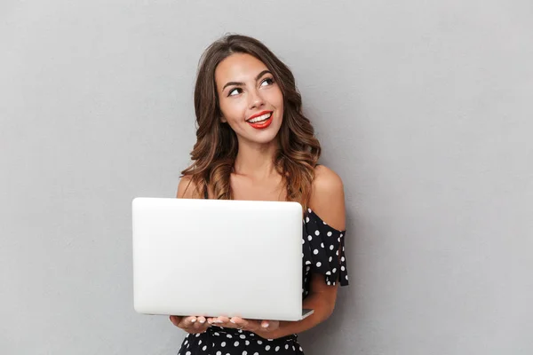 Retrato Uma Menina Sorrindo Vestido Sobre Fundo Cinza Segurando Computador — Fotografia de Stock