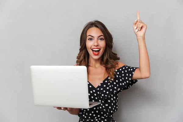 Retrato Uma Jovem Excitada Vestido Sobre Fundo Cinza Segurando Computador — Fotografia de Stock