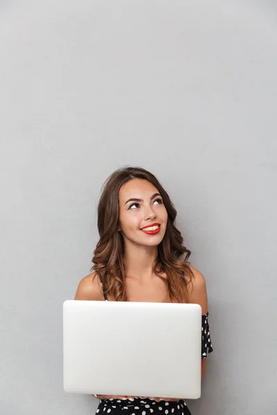 Retrato Uma Jovem Alegre Vestido Sobre Fundo Cinza Segurando Computador — Fotografia de Stock