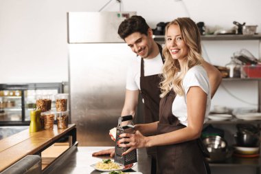 Mutfak pişirme çift aşçılar sevgi dolu mutlu genç arkadaşlar görüntü.