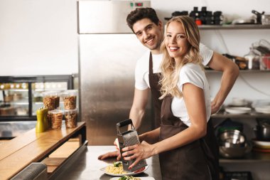 Mutfak pişirme çift aşçılar sevgi dolu mutlu genç arkadaşlar görüntü.