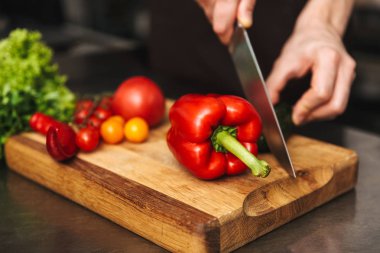 Bir kesme tahtası üzerinde sebze doğrama bir adam el yakın çekim