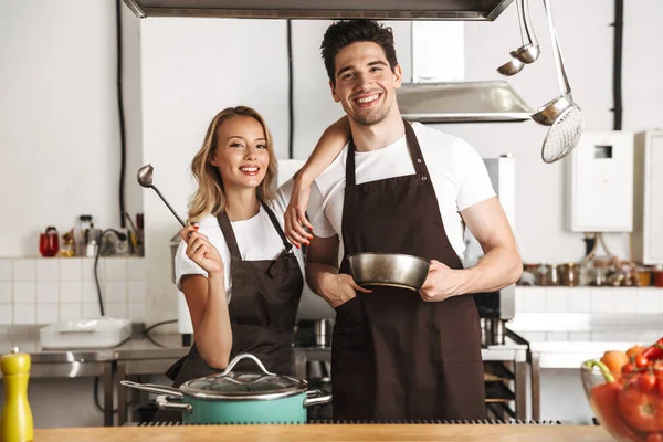 Mutlu Şef Çift Birlikte Mutfakta Yemek Önlük Giymiş — Stok fotoğraf