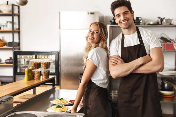 Image Happy Young Friends Loving Couple Chefs Kitchen Cooking — Stock Photo, Image