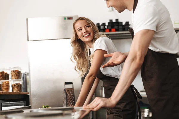 Image Jeunes Amis Heureux Aimant Couple Chefs Sur Cuisine Cuisine — Photo