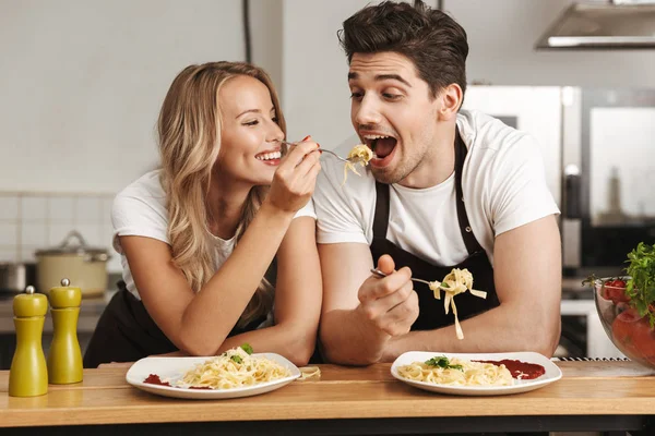 Immagine Felici Eccitati Giovani Amici Amorevoli Cuochi Coppia Cucina Mangiare — Foto Stock