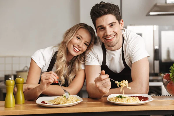 Imagem Jovens Amigos Felizes Animados Amando Chefs Casal Cozinha Comer — Fotografia de Stock