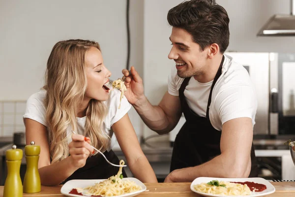 Image Happy Excited Young Friends Loving Couple Chefs Kitchen Eat — Stock Photo, Image