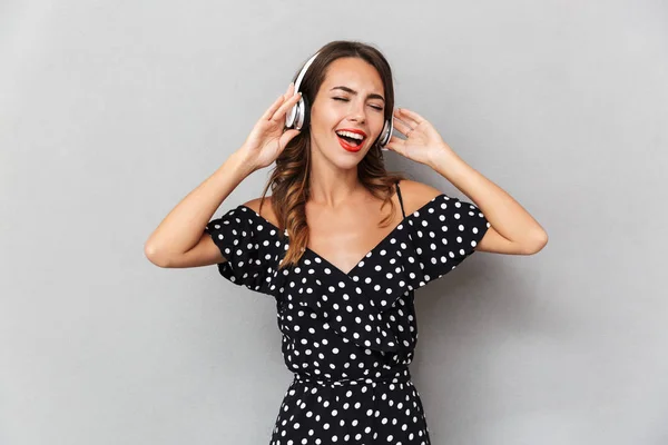 Retrato Una Joven Alegre Vestido Sobre Fondo Gris Escuchando Música — Foto de Stock