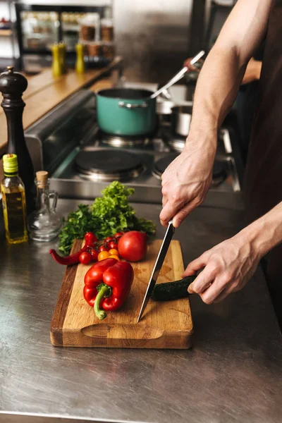 Primer Plano Hombre Manos Picando Verduras Una Tabla Cortar Cocina — Foto de Stock