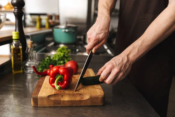 Primer Plano Hombre Manos Picando Verduras Una Tabla Cortar Cocina — Foto de Stock