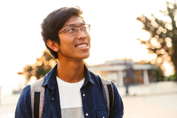 Foto Alegre Asiático Estudiante Masculino Gafas Mirando Hacia Otro Lado — Foto de Stock