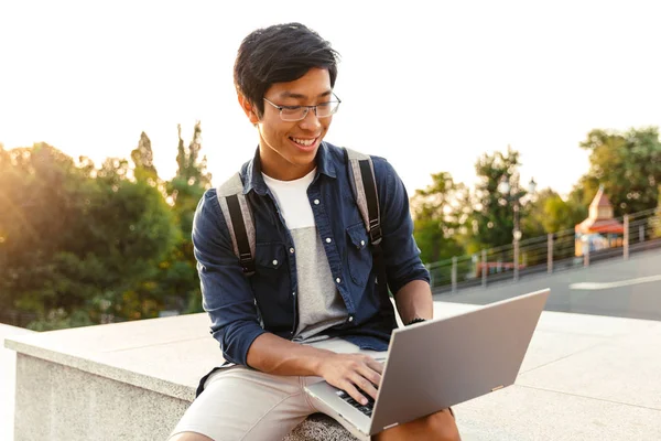 Leende Asiatisk Man Student Med Ryggsäck Använder Bärbar Dator Medan — Stockfoto