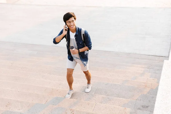 Feliz Asiático Hombre Hablando Móvil Mientras Caminando Arriba Aire Libre —  Fotos de Stock