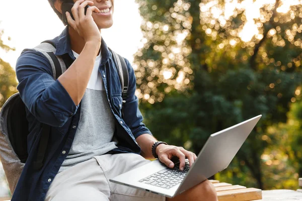 Abgeschnittenes Bild Eines Lächelnden Asiatischen Männlichen Studenten Der Mit Dem — Stockfoto