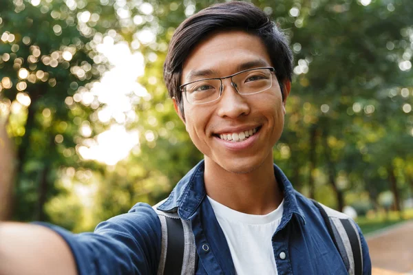 Rádi Asijský Mužské Student Brýlích Takže Selfie Při Pohledu Fotoaparát — Stock fotografie