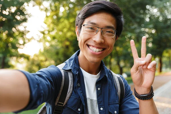 Piacevole Asiatico Maschio Studente Occhiali Fare Selfie Mostrando Pace Gesto — Foto Stock