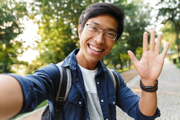 Lächelnder Asiatischer Student Mit Brille Macht Selfie Und Winkt Freien — Stockfoto