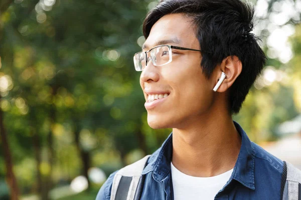 Närbild Bild Leende Asiatisk Manlig Student Glasögon Och Hörlurar Lyssna — Stockfoto