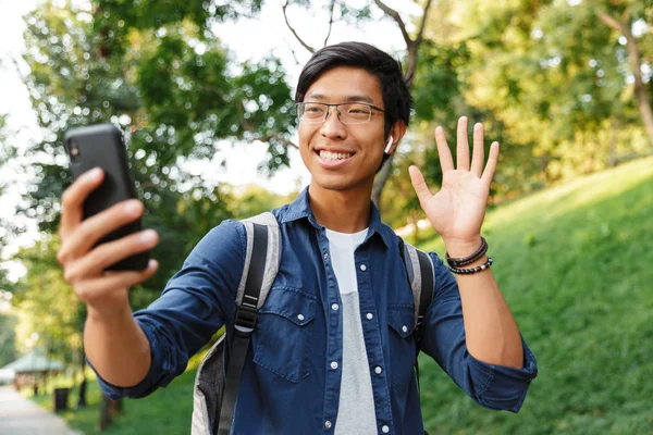 Selfie Smartphone Yapma Parkta Olurken Kameraya Sallayarak Gözlük Mutlu Asya — Stok fotoğraf
