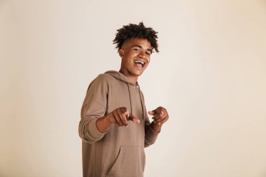 İzole kamera işaret hoodie bir gülümseyen genç afro Amerikalı adam portresi giymiş